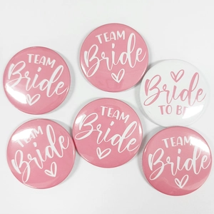 Set dettagliato di distintivi in latta Team Bride e Bride to Be per foto di matrimonio
