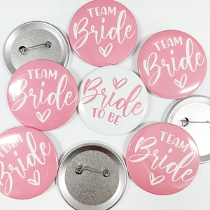 Vista dettagliata delle spille Team Bride e Bride to Be in latta con chiusura
