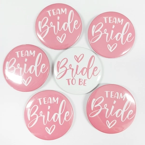 Set di 6 spille lucide per matrimonio con scritte Team Bride e Bride To Be e cuori