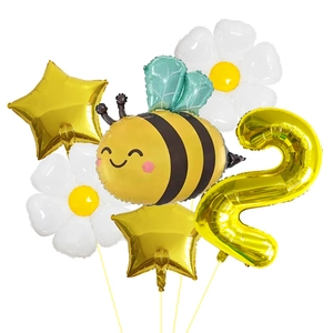 Détail du set de ballons abeille, marguerites et étoiles dorées avec chiffre 2 pour fête