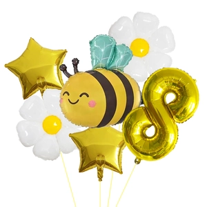 Détail de ballons abeille et marguerite avec chiffre 8 doré pour fête d'anniversaire