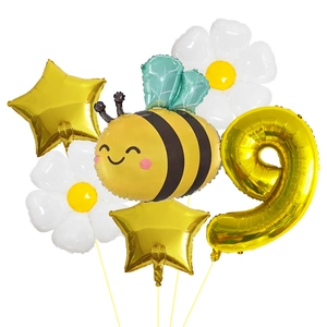 Détail de ballons abeille et marguerite avec le chiffre neuf doré pour fête d'anniversaire