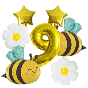 Détail de ballons abeille et marguerite avec décorations en aluminium étoile dorée et chiffre 9