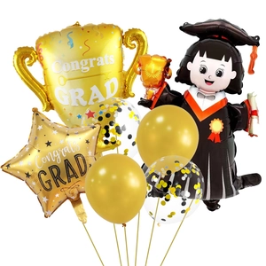 Dettaglio del set di palloncini per laurea con trofeo d'oro e personaggio decorativo
