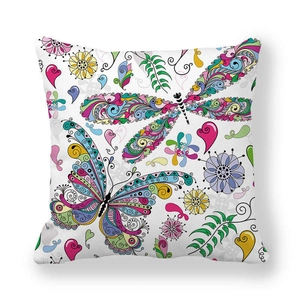 Détail du motif peint à la main de papillons et fleurs sur la taie d'oreiller douce