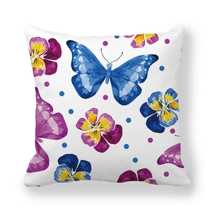 Détail de l'imprimé papillon et pensées sur la housse de coussin décorative en peau de pêche