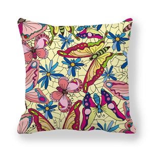 Détail de motif de papillon et fleurs style vitrail sur taie d'oreiller en peau de pêche