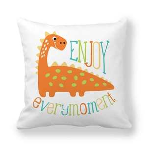 Kissenbezug aus Pfirsichhaut mit orangefarbenem Dino und buntem ENJOY-Schriftzug
