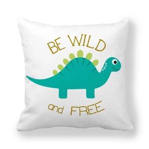 Weißer Kissenbezug mit Cartoon-Dinosaurier-Motiv und Be Wild and Free Schriftzug