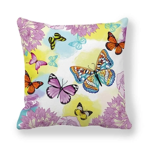 Détail du motif papillon et dahlia violet sur la taie d'oreiller en peau de pêche