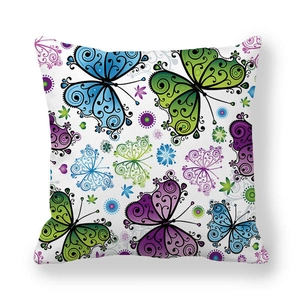 Détails des motifs papillon paisley colorés sur une housse de coussin carrée en peau de pêche