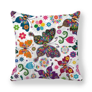 Détail de l'imprimé papillon et floral coloré sur une taie d'oreiller blanche en peau de pêche