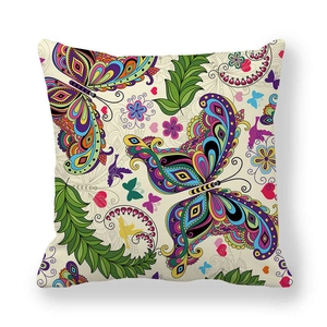 Détail de motifs papillons et floraux sur taie d'oreiller ivoire en peau de pêche