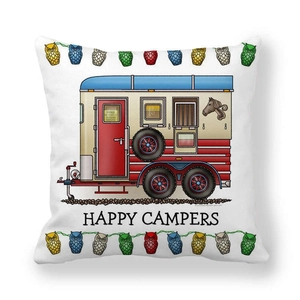 Detalle de funda de cojín con caravana, luces de búho y frase Happy Campers