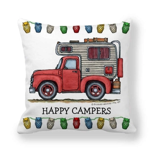 Detalle de funda de almohada de piel de melocotón con caravana vintage y texto Happy Campers