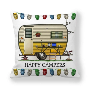 Detalle de funda de cojín de piel de melocotón con ilustración de Happy Campers