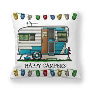 Detalle de funda de cojín de piel de melocotón con caravana vintage y luces de búho coloridas