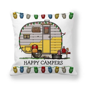 Detalle de la funda de cojín de piel de melocotón con estampado de caravana retro