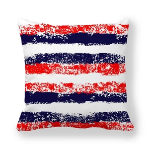 Détail de la housse de coussin à rayures rouges, blanches et bleues avec texture vintage