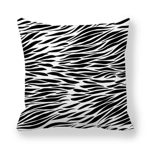 Housse de coussin carrée avec motif zébré noir et blanc sur un fond blanc classique