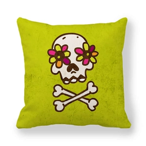 Detail eines Cartoon-Totenkopf-Kissenbezugs mit bunten Blumenaugen und Knochenmuster