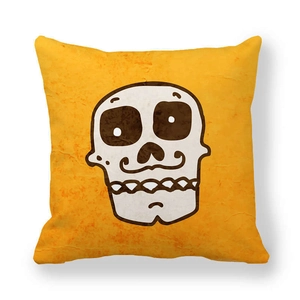 Detail eines Kissenbezugs aus Pfirsichhaut mit Cartoon-Totenkopf auf gelbem Grund