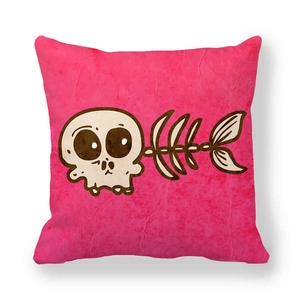 Kissenbezug in Pink aus Pfirsichhaut mit einem Cartoon-Totenkopf und Fischgräten