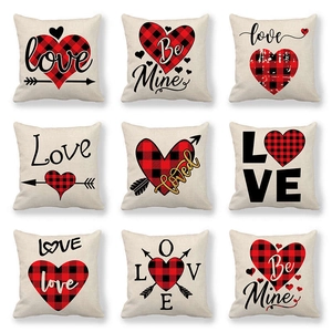 Détail de neuf housses de coussin de la Saint-Valentin en lin avec flèche de Cupidon