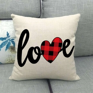 Détail de la taie d'oreiller en lin avec texte Love et motif de cœur à carreaux rouges