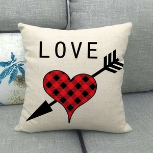 Détail de la housse de coussin en lin Saint-Valentin avec texte LOVE et cœur fléché écossais