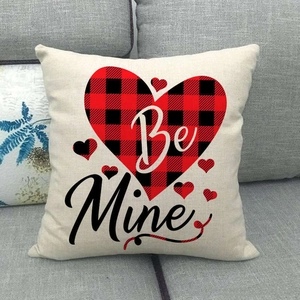 Détail de la housse de coussin en lin avec cœur à carreaux et texte Be Mine décoratif