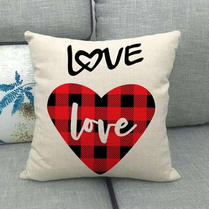 Détail de la housse de coussin en lin avec texte LOVE et motif de cœur écossais