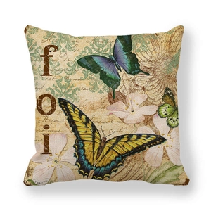 Détail de la texture du lin sur une housse de coussin vintage aux motifs papillon et fleurs