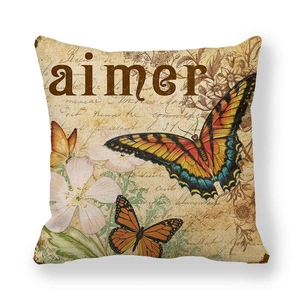Détail de la taie d'oreiller en lin vintage avec papillons et texte français