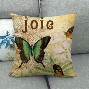 Housse de coussin en lin vintage avec motif papillon fleurs et texte joie sur canapé