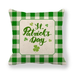 Dettaglio della scritta St. Patrick's Day e trifoglio su federa in lino