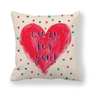 Primer plano de funda de lino con corazón rojo y texto Crazy For You grabado
