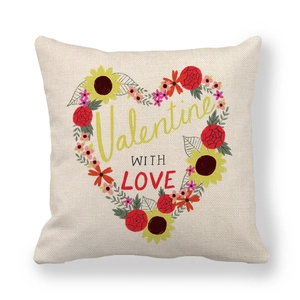Detalle de funda de cojín de lino con diseño floral de corazón y texto de San Valentín