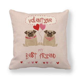 Detalle de funda de cojín de lino con pugs lindos, globos de corazón y collares de flores