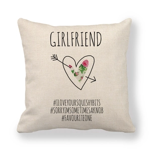 Detalle de la funda de cojín de lino con diseño de corazón y flecha floral