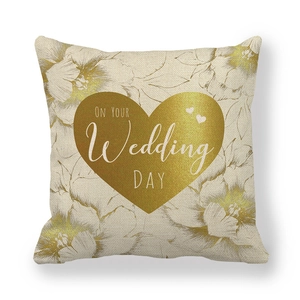 Funda de cojín de lino para bodas con un gran corazón dorado y tipografía artística