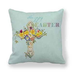 Hellblauer Oster-Kissenbezug aus Leinen mit Blumenkreuz und Happy Easter Motiv