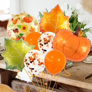 Dettaglio di decorazioni con palloncini in alluminio a forma di zucca e foglie d'acero