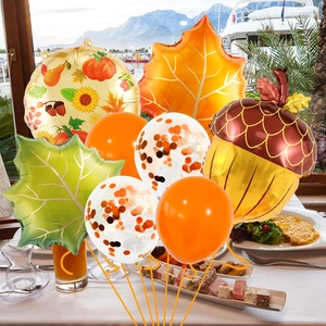 Dettaglio set palloncini Ringraziamento con foglie di acero, zucche e ghiande decorative