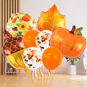Dettaglio del set di palloncini autunnali con zucca, ghianda e foglie di acero in alluminio
