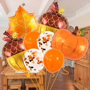 Dettaglio di palloncini per la festa del raccolto con foglie d'acero, zucca e ghiande