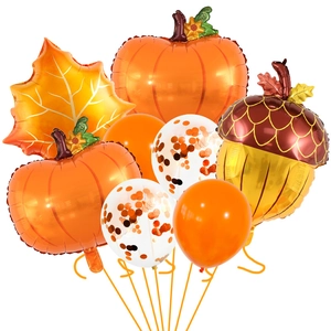 Dettaglio set palloncini raccolto con foglie di acero, zucca e ghianda in alluminio