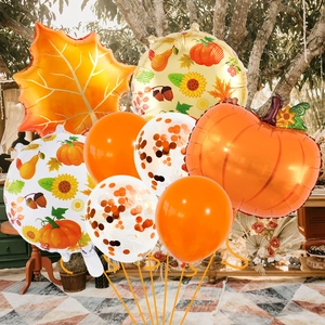 Dettaglio set di palloncini autunnali con foglie di acero e decorazioni zucca