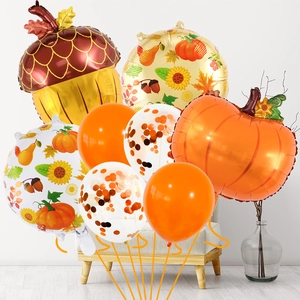 Dettaglio del set di palloncini per il Ringraziamento con foglie di acero e zucche