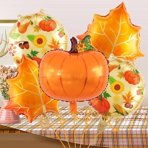Dettaglio del set di palloncini del Ringraziamento con zucca e foglie d'acero